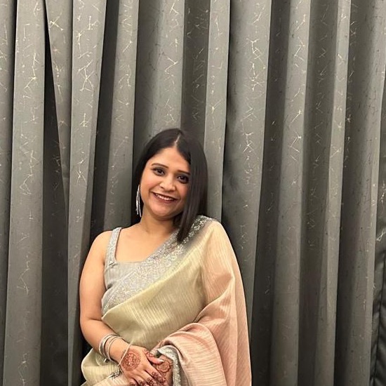 Priyanjali Jain, Clinical Dietitian at Fitelo, smiling warmly in a cream and blush saree